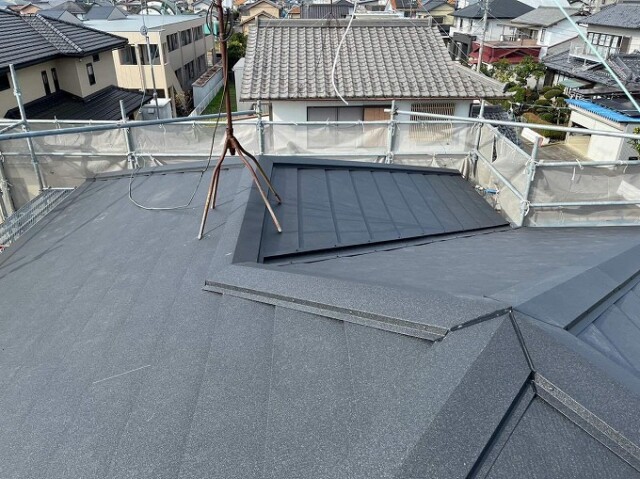 屋根葺き替え工事<br />
（施工完了）<br />
こちらの屋根材は、水平方向の”重なり段差”が出ない接合方法で、直線を際立たせ、屋根を美しく演出します。